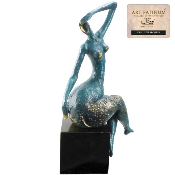 Bella bronzen beeld zittende vrouw van Atelier John Frel  met mooie details