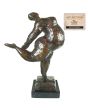 Living the Moment brons beeld op sokkel symbool voor Genieten van het leven! Bronzen beelden Atelier John Frel Amersfoort